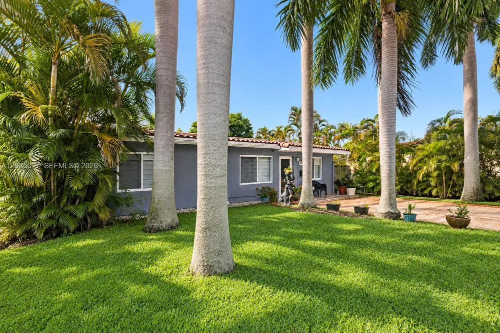 918 NE 4th St Hallandale Beach, FL 33009