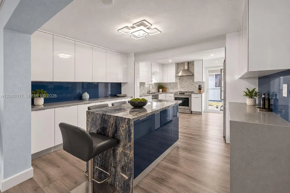 918 NE 4th St Hallandale Beach, FL 33009