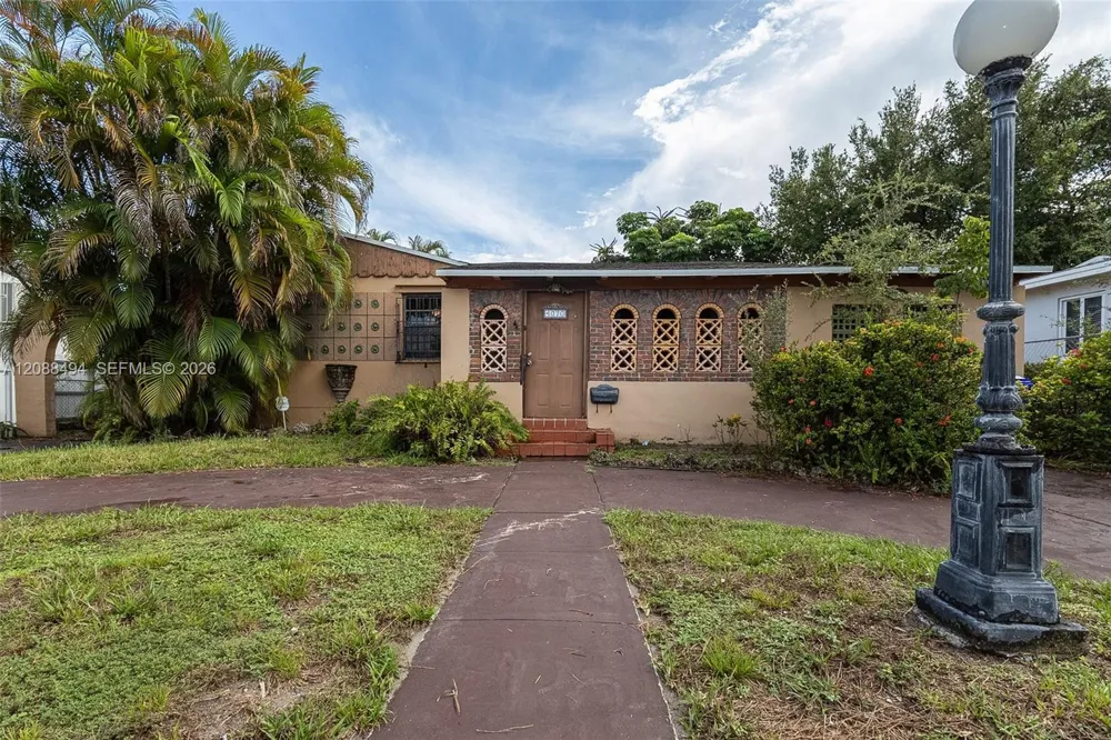 4070 NW 6th St Miami, FL 33126