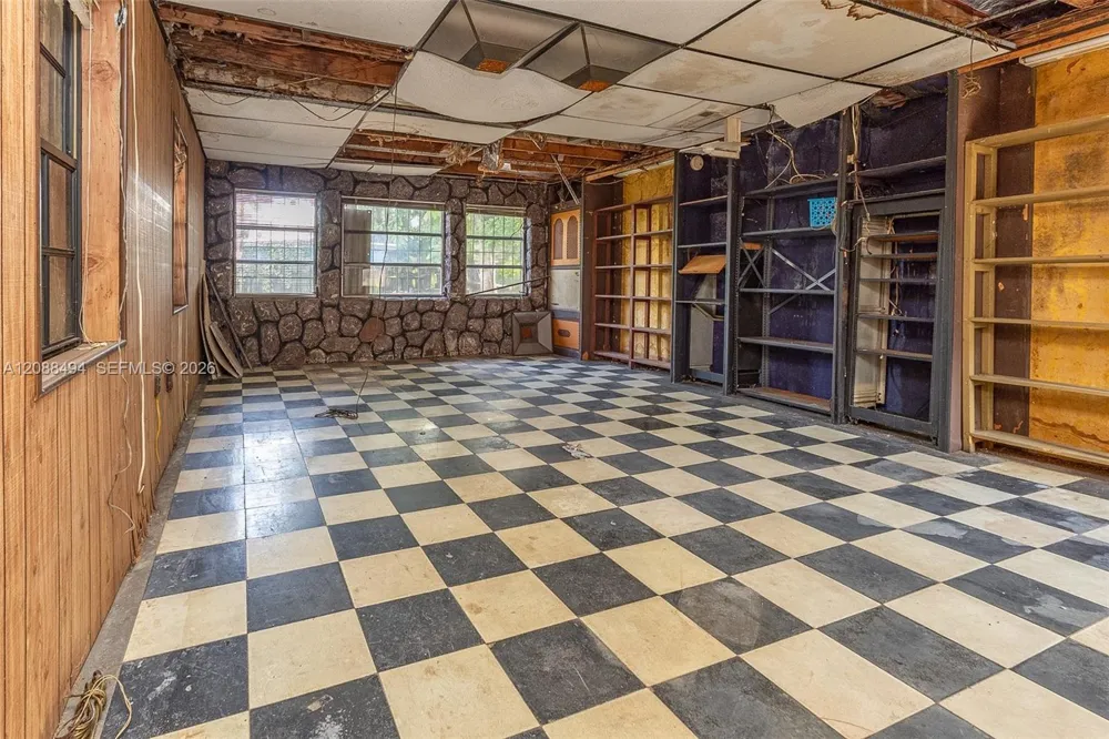 4070 NW 6th St Miami, FL 33126