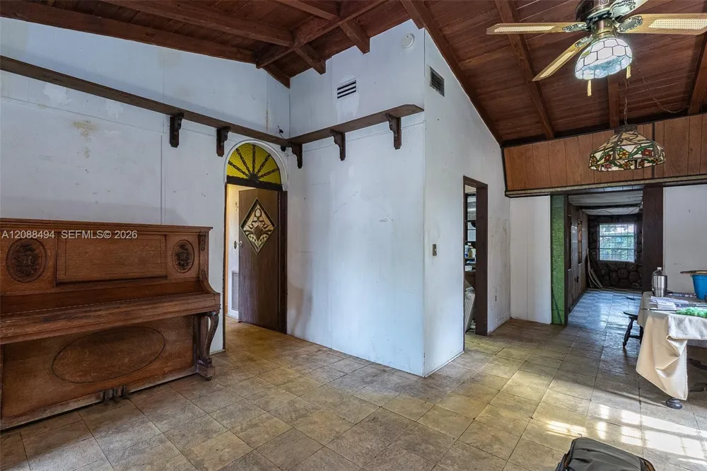 4070 NW 6th St Miami, FL 33126