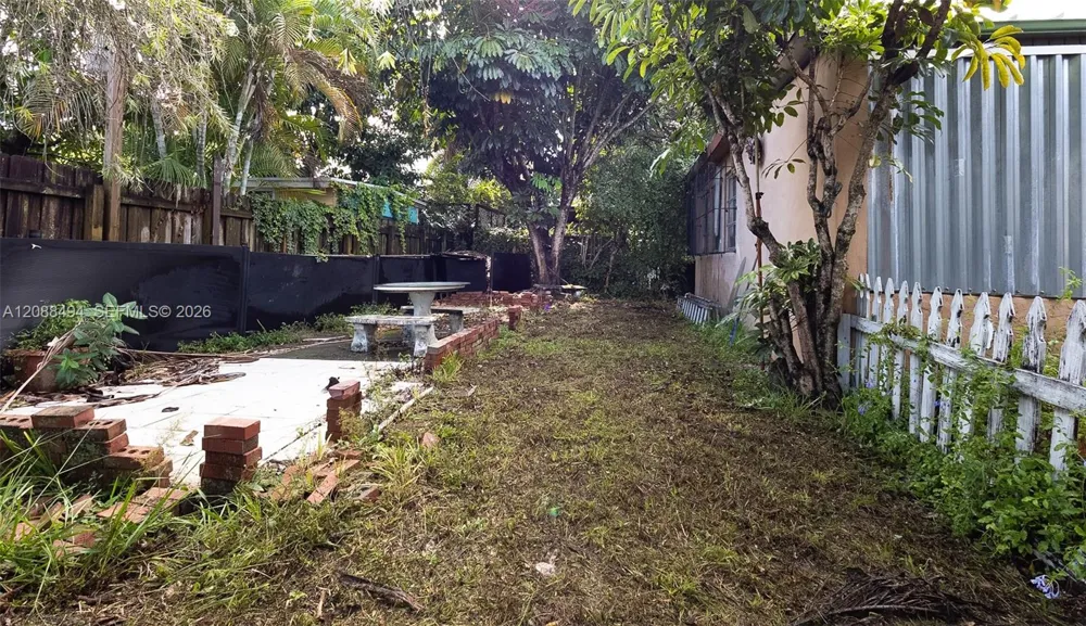 4070 NW 6th St Miami, FL 33126