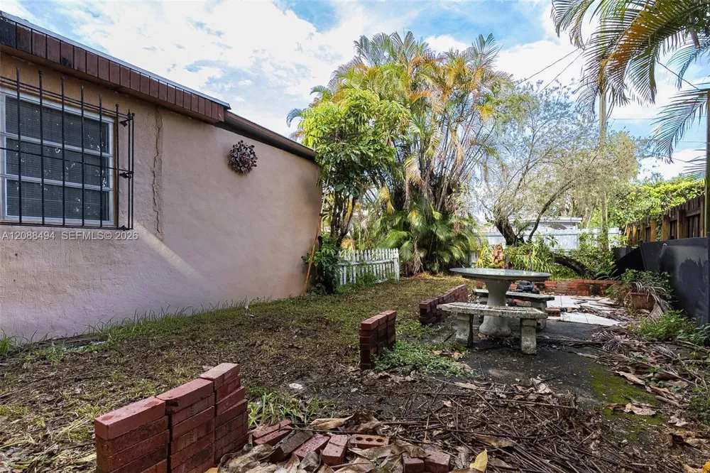 4070 NW 6th St Miami, FL 33126