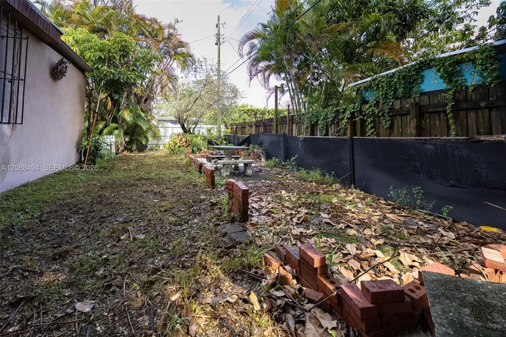 4070 NW 6th St Miami, FL 33126
