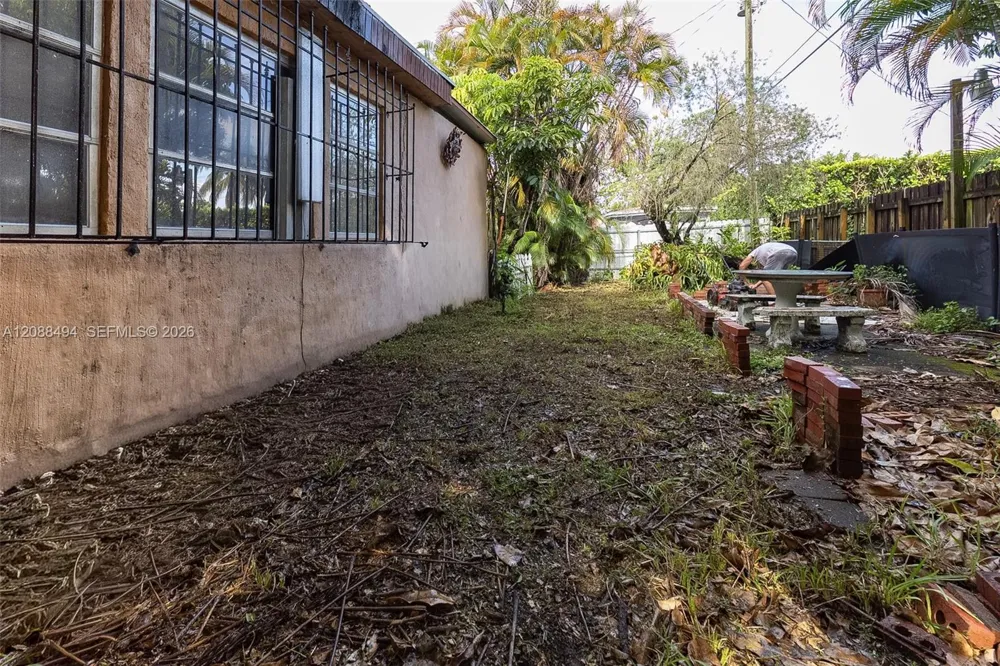 4070 NW 6th St Miami, FL 33126