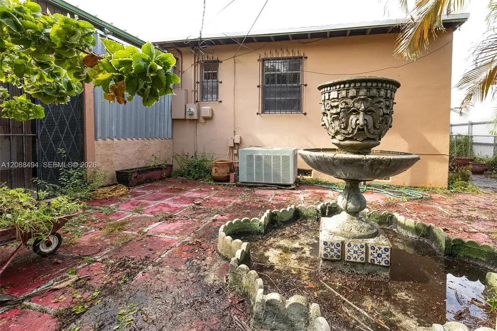 4070 NW 6th St Miami, FL 33126