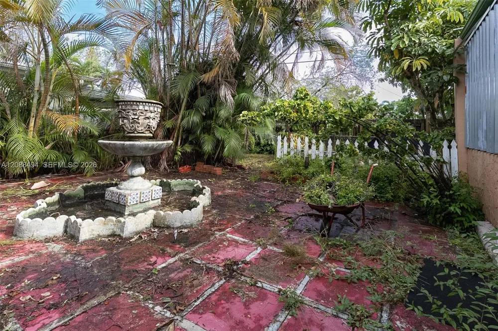 4070 NW 6th St Miami, FL 33126