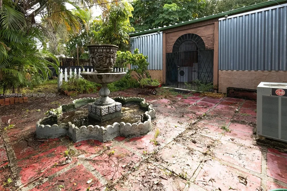 4070 NW 6th St Miami, FL 33126