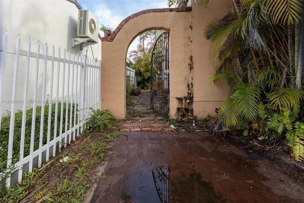 4070 NW 6th St Miami, FL 33126