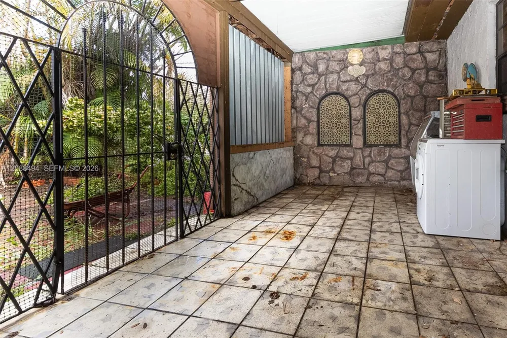 4070 NW 6th St Miami, FL 33126