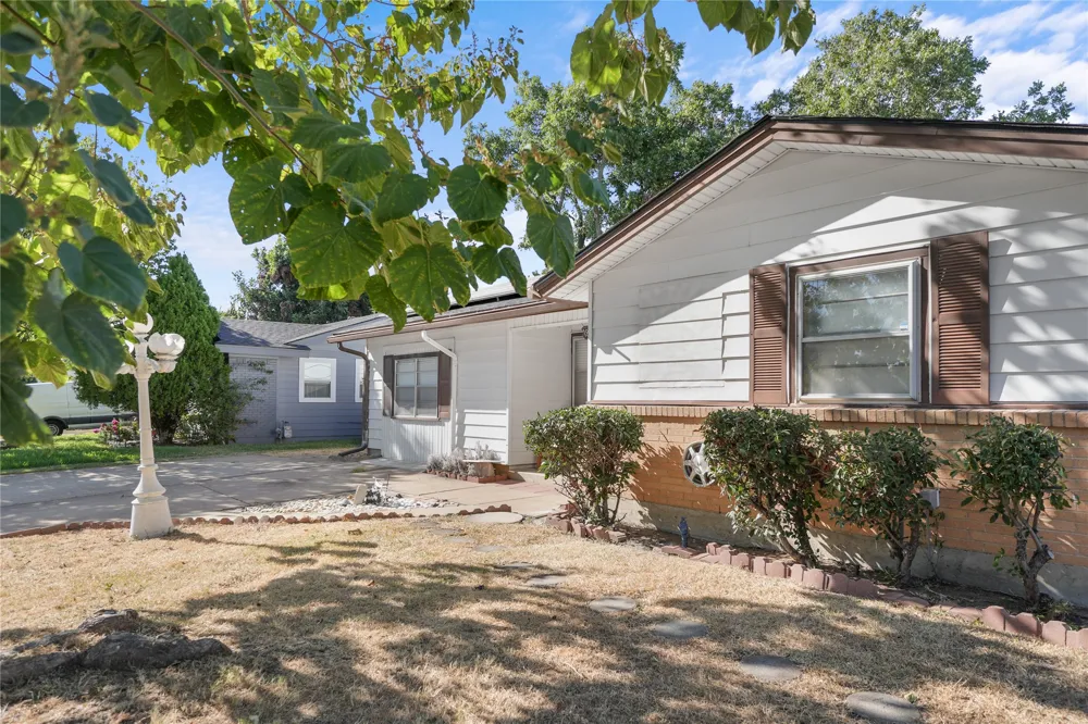 1809 Anderson Street Irving, TX 75062