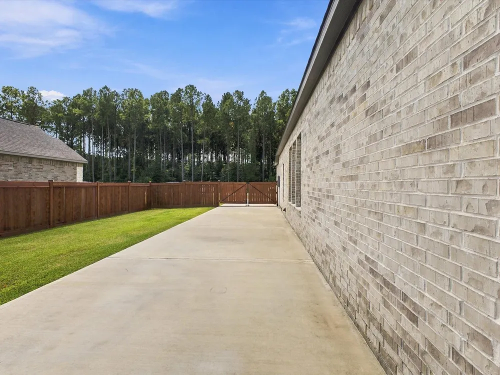 1563 Road 66114 Dayton, TX 77535