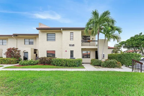 8520 CASA DEL LAGO #E