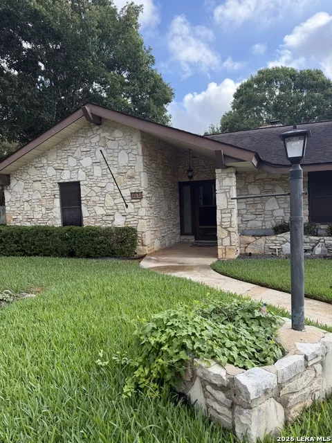 212 S 4th Stockdale, TX 78160