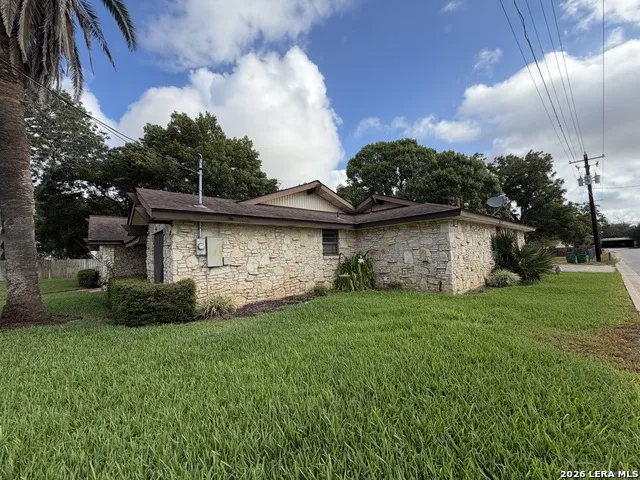 212 S 4th Stockdale, TX 78160
