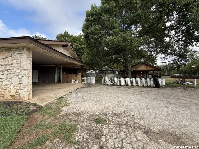 212 S 4th Stockdale, TX 78160