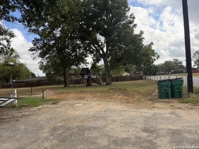 212 S 4th Stockdale, TX 78160