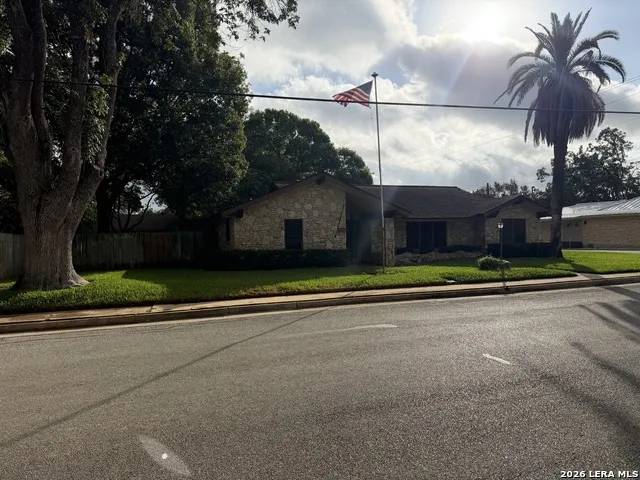 212 S 4th Stockdale, TX 78160