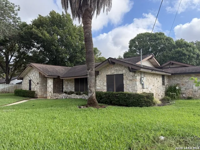 212 S 4th Stockdale, TX 78160