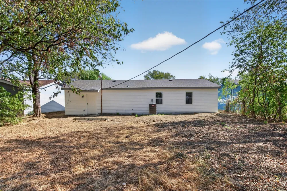 537 NW King Street Burleson, TX 76028
