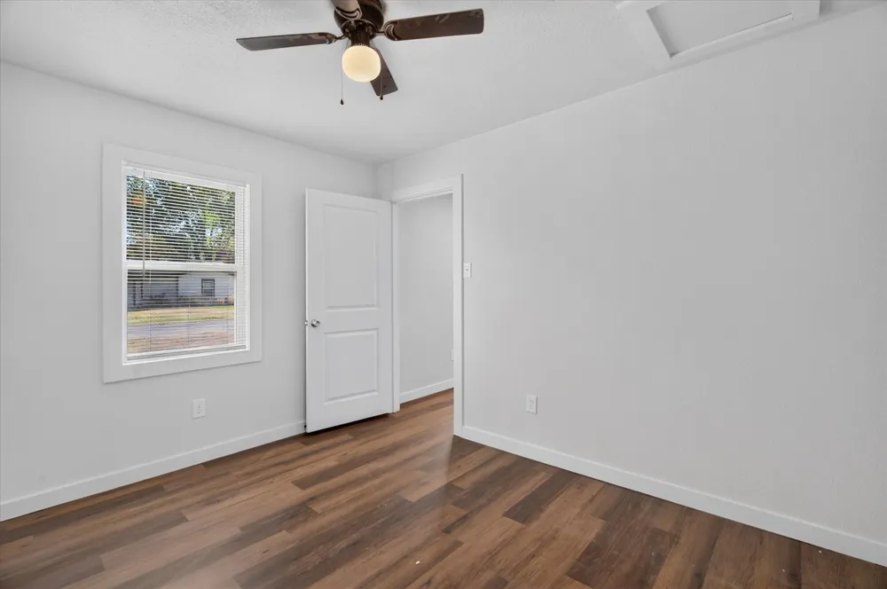 537 NW King Street Burleson, TX 76028