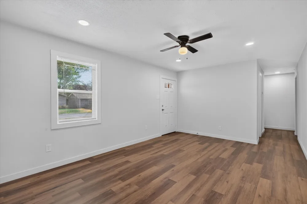 537 NW King Street Burleson, TX 76028