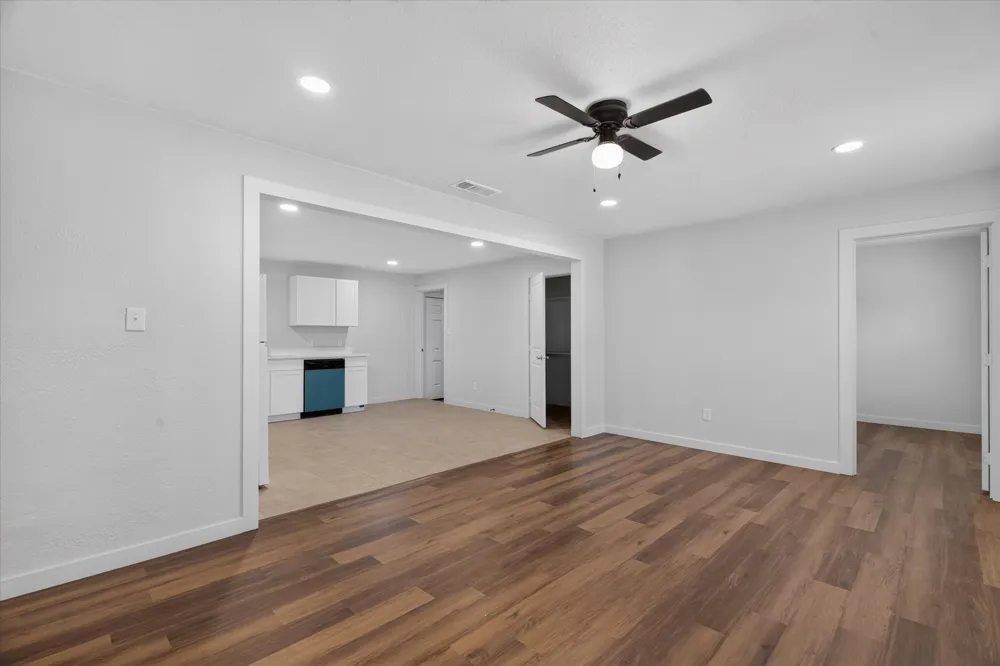 537 NW King Street Burleson, TX 76028