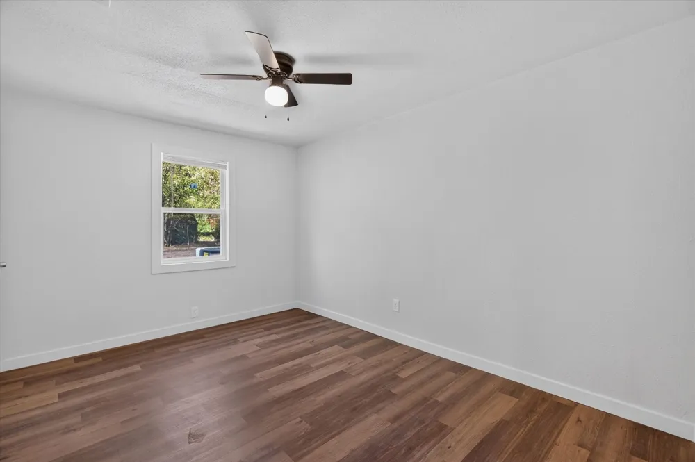 537 NW King Street Burleson, TX 76028