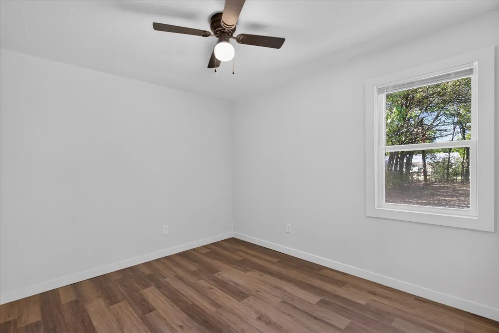 537 NW King Street Burleson, TX 76028