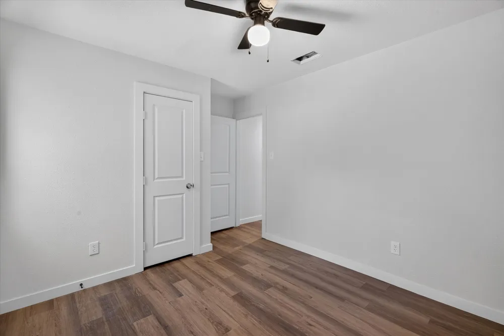 537 NW King Street Burleson, TX 76028