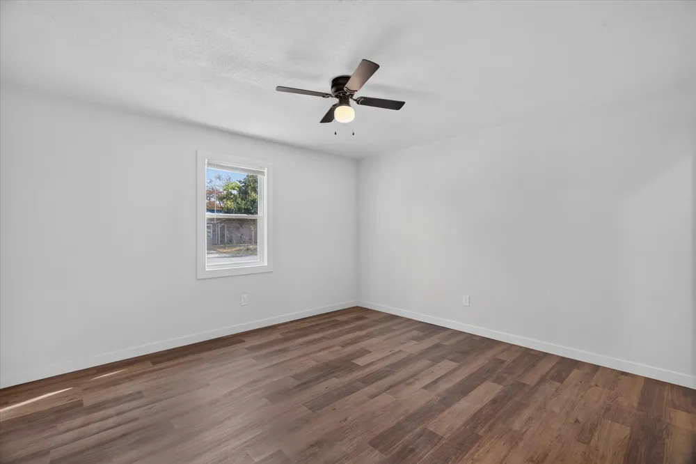 537 NW King Street Burleson, TX 76028