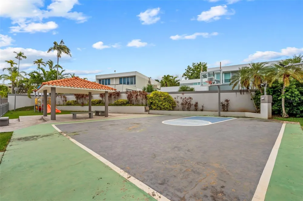 N-19 LOS GAVILANES Guaynabo, PR 00969