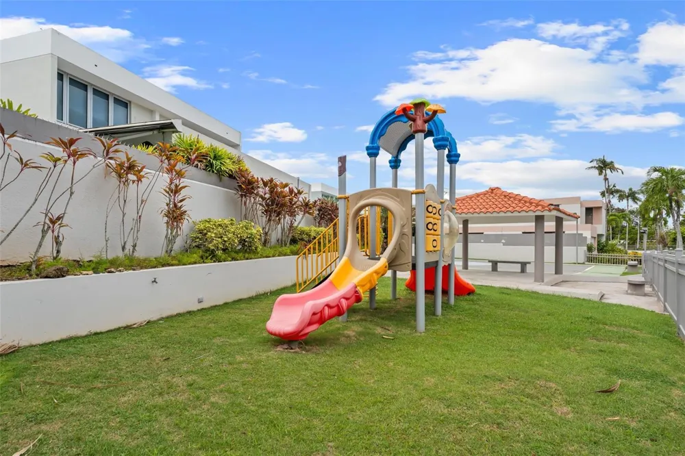 N-19 LOS GAVILANES Guaynabo, PR 00969