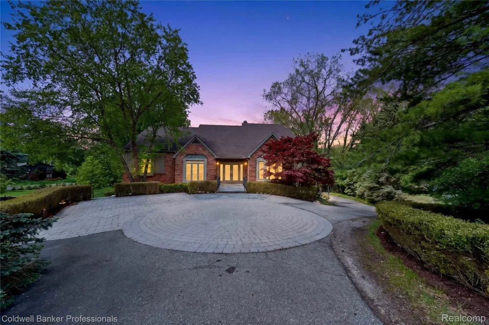 2076 Shore Hill Court West Bloomfield Charter Township, MI 48323