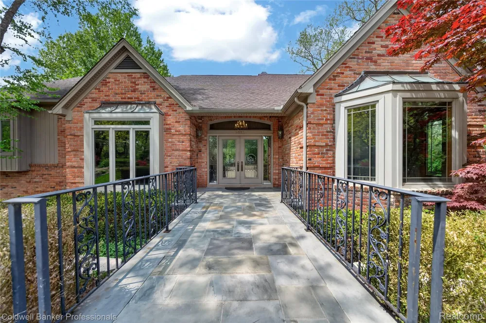 2076 Shore Hill Court West Bloomfield Charter Township, MI 48323