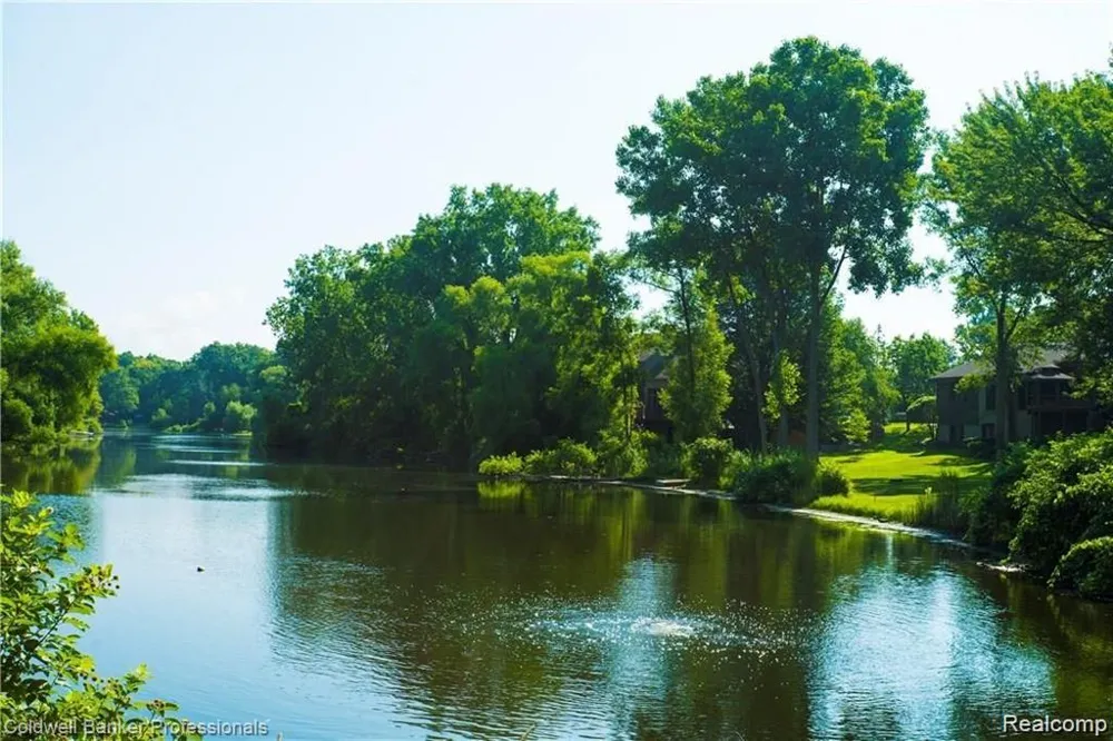 2076 Shore Hill Court West Bloomfield Charter Township, MI 48323
