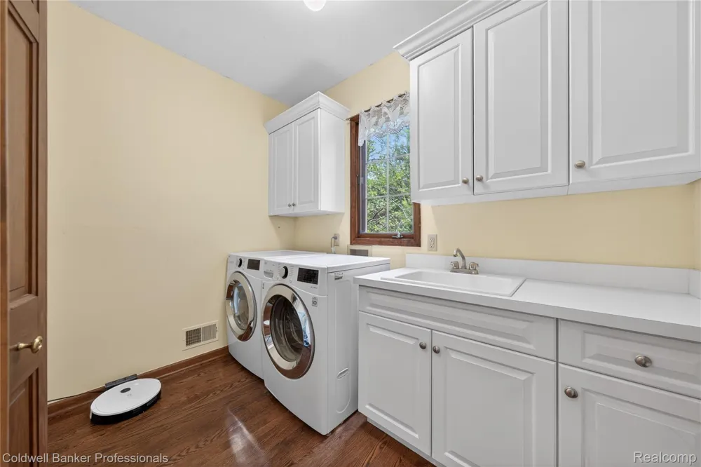 2076 Shore Hill Court West Bloomfield Charter Township, MI 48323