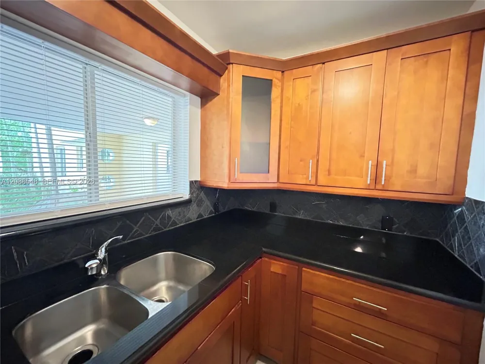 2880 Pine Tree Dr #3 Miami Beach, FL 33140