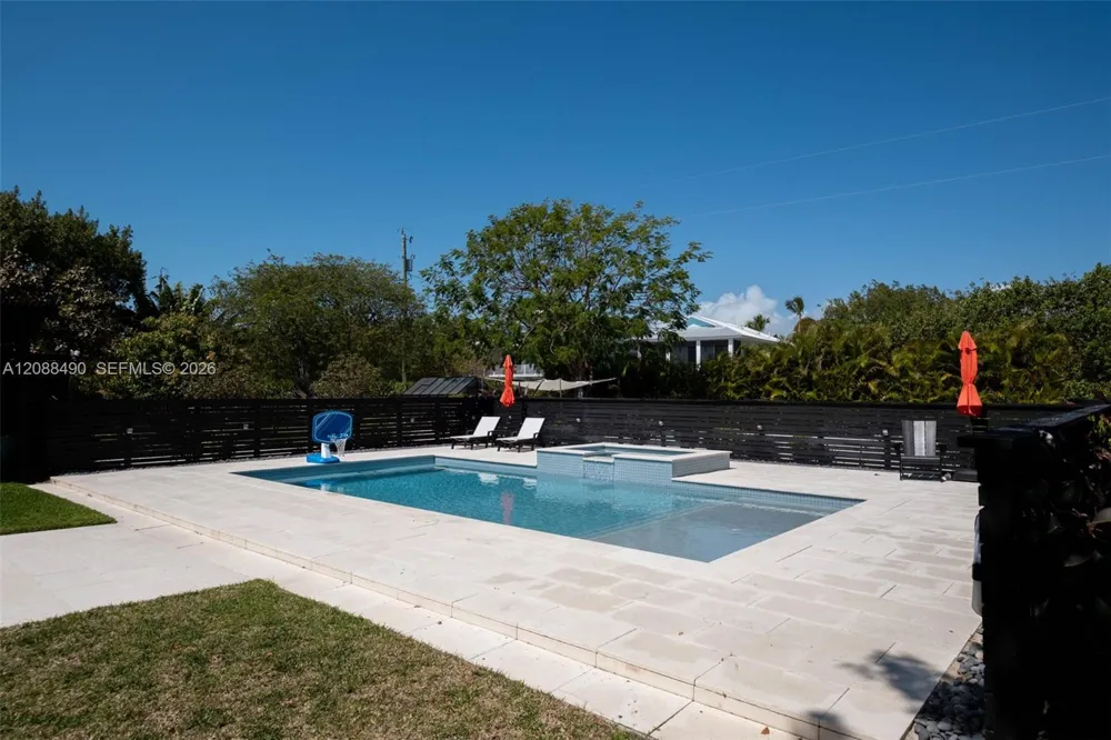 55 Ocean Front Dr Key Largo, FL 33037