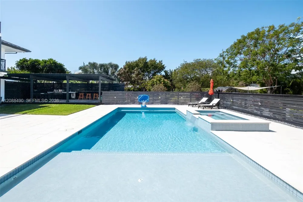 55 Ocean Front Dr Key Largo, FL 33037