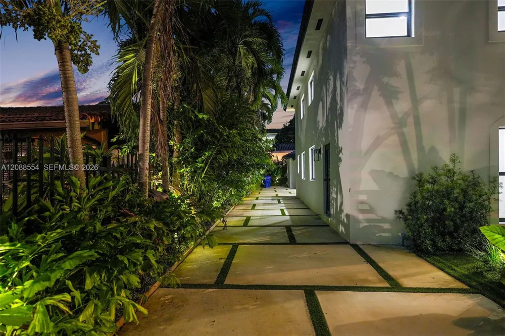 1936 SW 18th St Miami, FL 33145