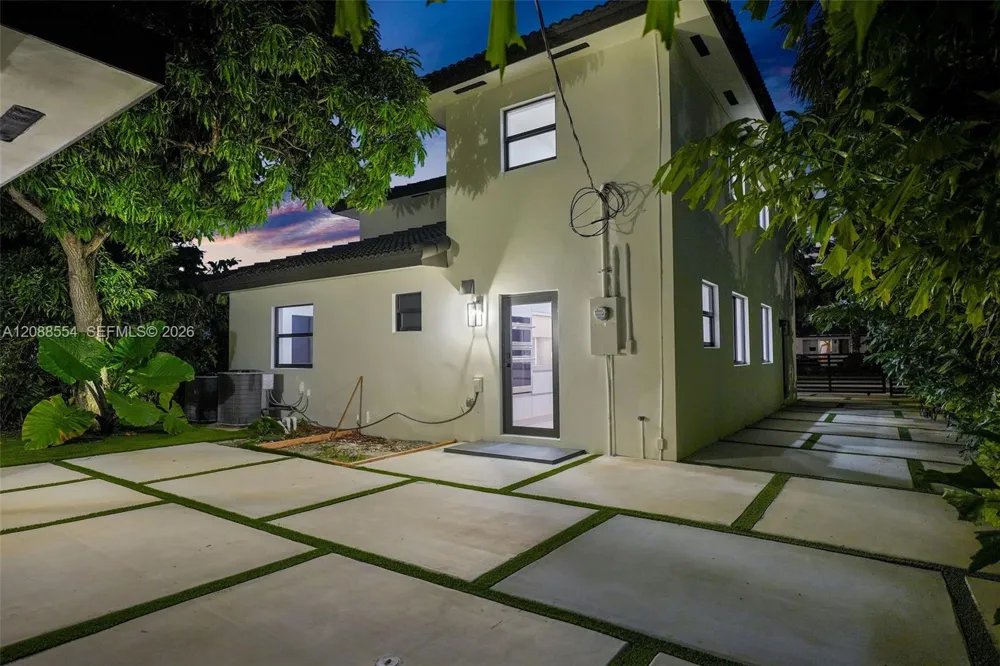 1936 SW 18th St Miami, FL 33145