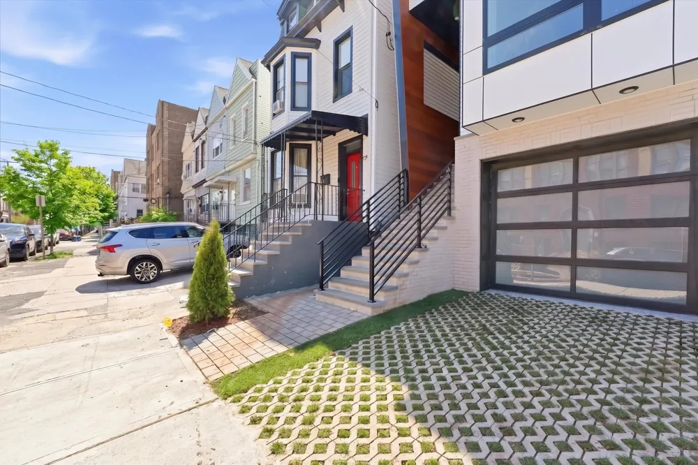 81 LEXINGTON AVE Jersey City, NJ 07304