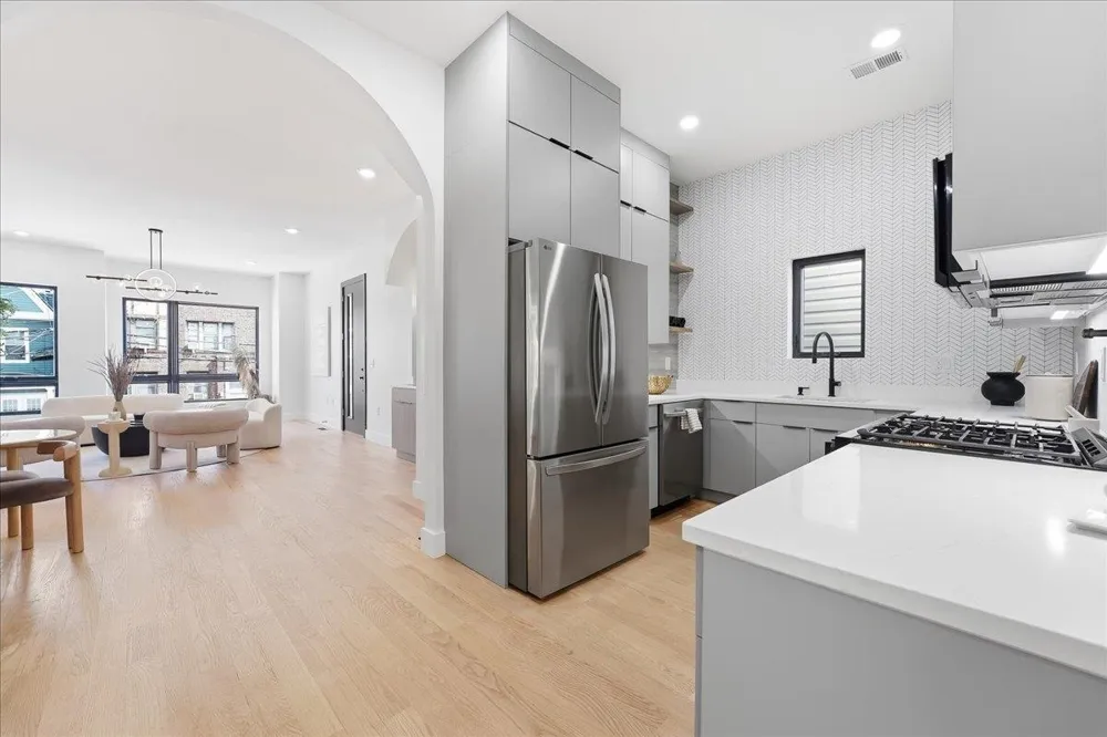 81 LEXINGTON AVE Jersey City, NJ 07304