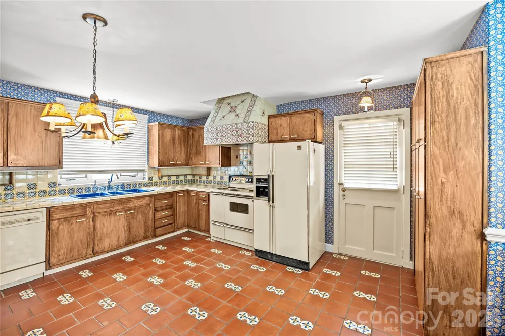 1858 Queens Road W Charlotte, NC 28207
