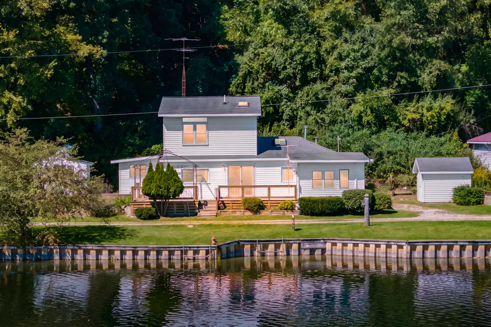 2351 Bristol Lake Road Dowling, MI 49050