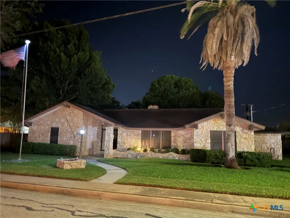 212 S 4th Street Stockdale, TX 78160