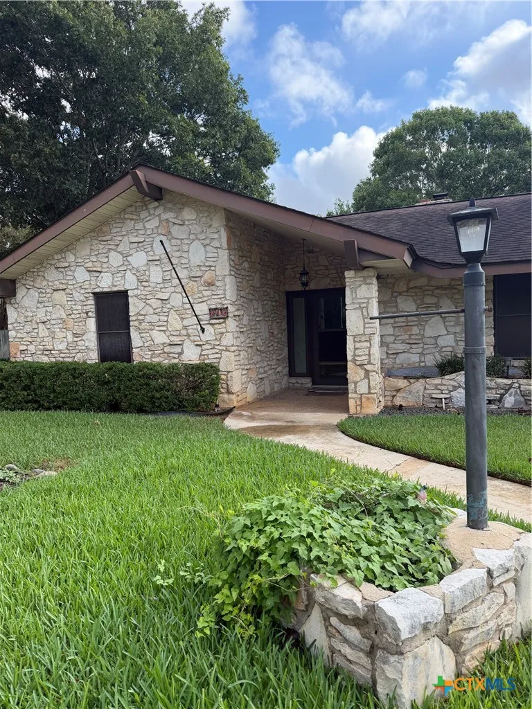 212 S 4th Street Stockdale, TX 78160