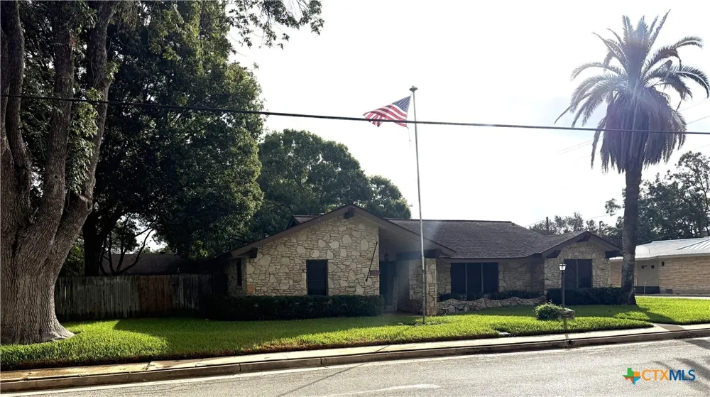 212 S 4th Street Stockdale, TX 78160