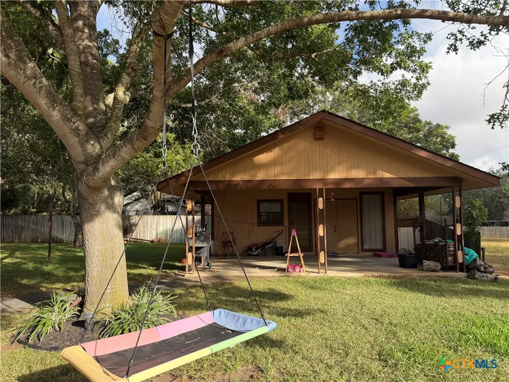 212 S 4th Street Stockdale, TX 78160